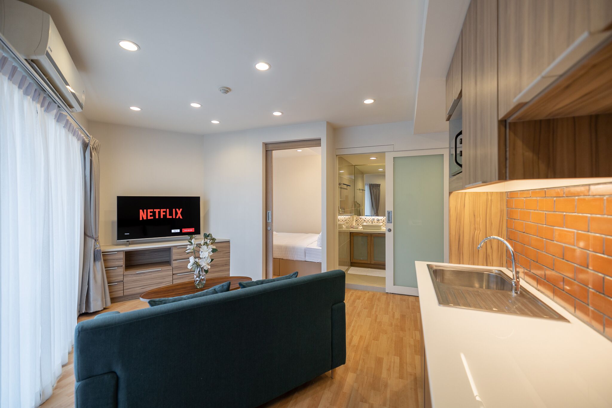 Suite Double Room with Balcony | Wohnbereich | 40-Zoll-Flachbildfernseher mit Kabelempfang