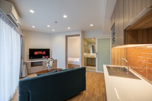 Suite Double Room with Balcony | Coin séjour | Télévision à écran plat de 40 pouces avec chaînes par câble