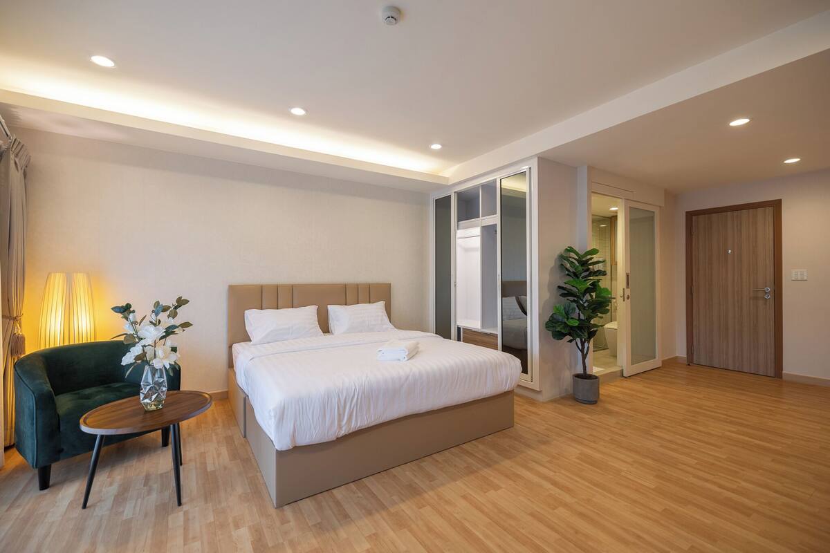 Desk, soundproofing, WiFi (free), bed sheets