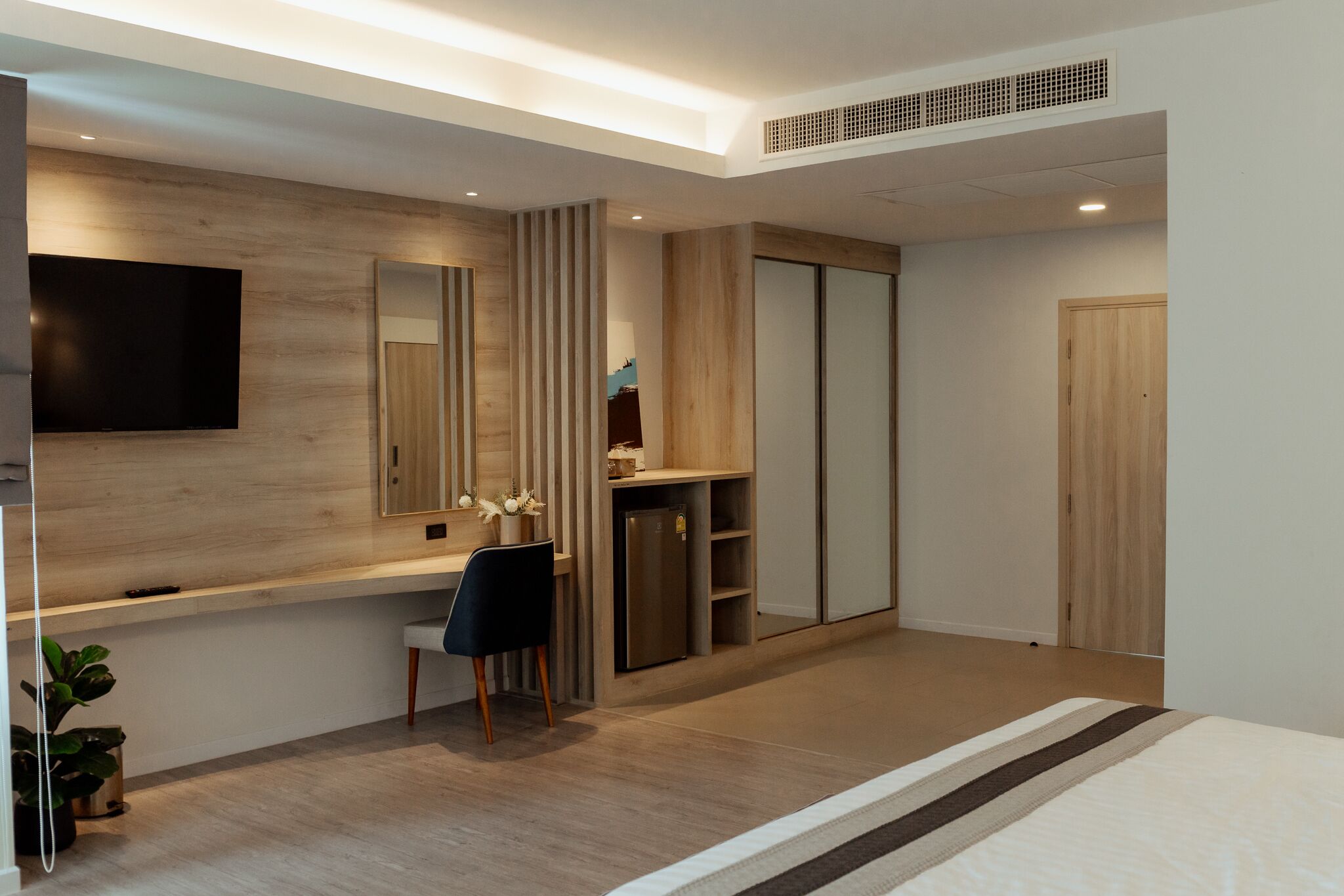 Ropa de cama de alta calidad, colchones Tempur-Pedic y escritorio 