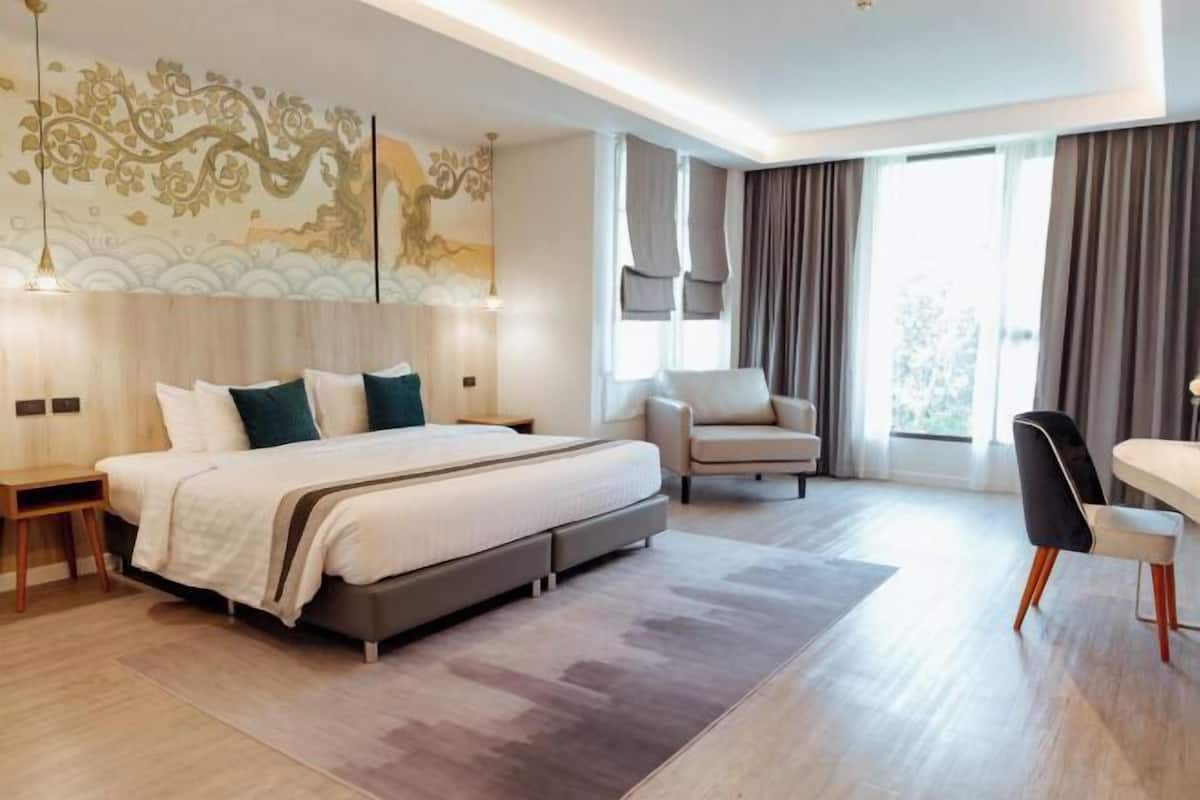 Premium bedding, Tempur-Pedic beds, desk, soundproofing