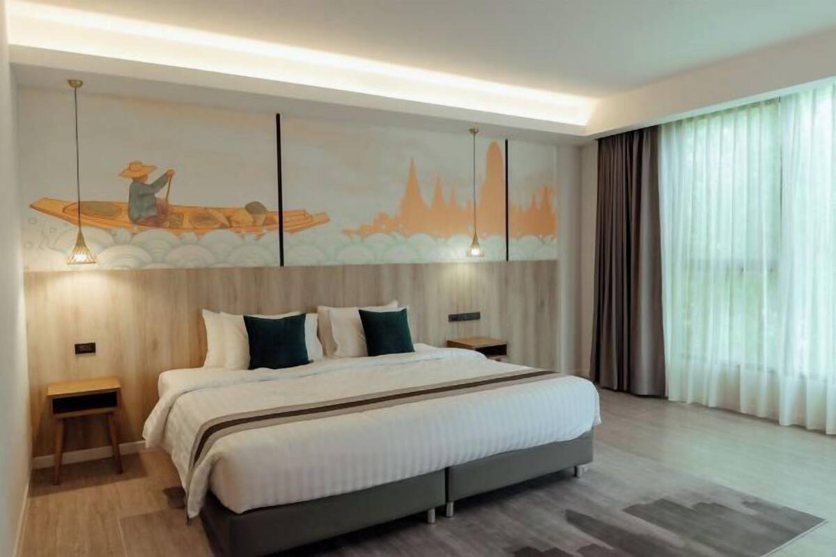 Premium bedding, Tempur-Pedic beds, desk, soundproofing