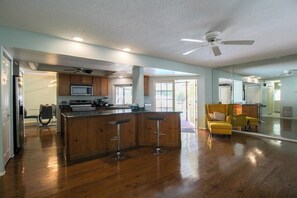 Frigorífico, microondas, horno y placa de cocina