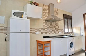 Kjøleskap, mikrobølgeovn, kaffetrakter/tekoker og brødrister