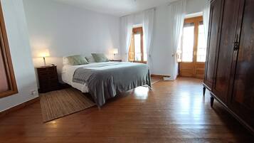 4 dormitoris, planxa i posts de planxar, wifi i roba de llit