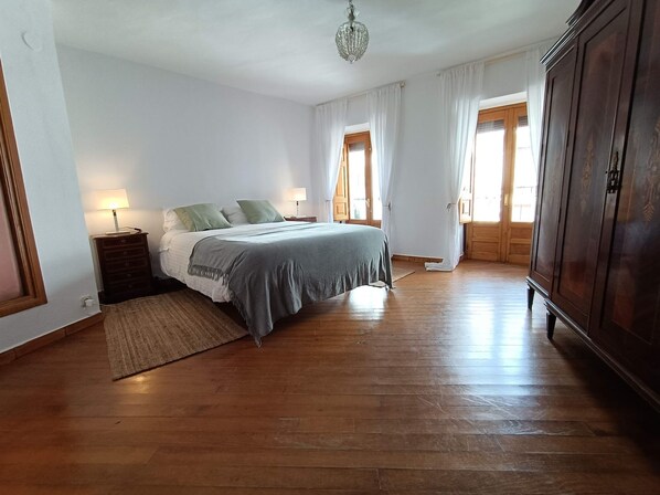 4 chambres, fer et planche à repasser, Wi-Fi, draps fournis