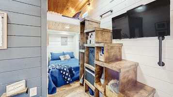 1 bedroom, desk, Internet, bed sheets