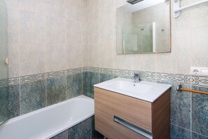Ensemble douche/baignoire, sĂšche-cheveux, serviettes fournies