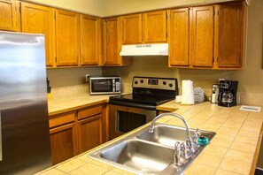 Jääkaappi, mikroaaltouuni, uuni, liesi