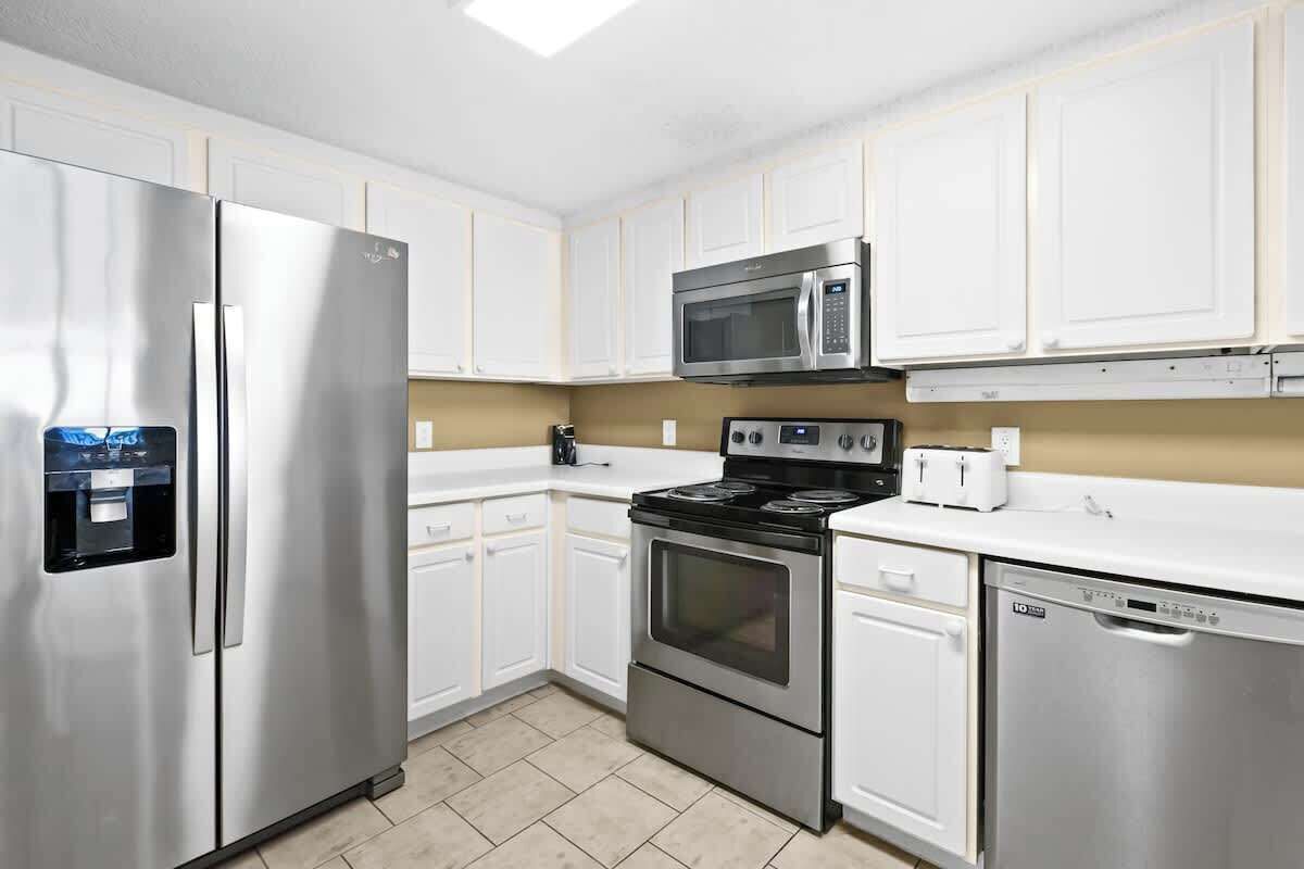 Jääkaappi, mikroaaltouuni, uuni, liesi