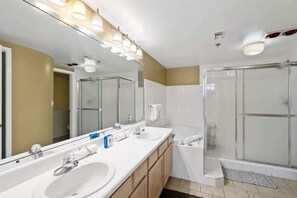 Shower, hair dryer, towels, shampoo - Jade East Towers 1850 (Destin)