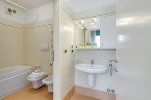 Bathtub, bidet, towels - Porto Letizia P20, Porlezza, Italy (Porlezza)