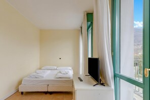 Unclassified image, 4 of 16, button - Porto Letizia P20, Porlezza, Italy (Porlezza)