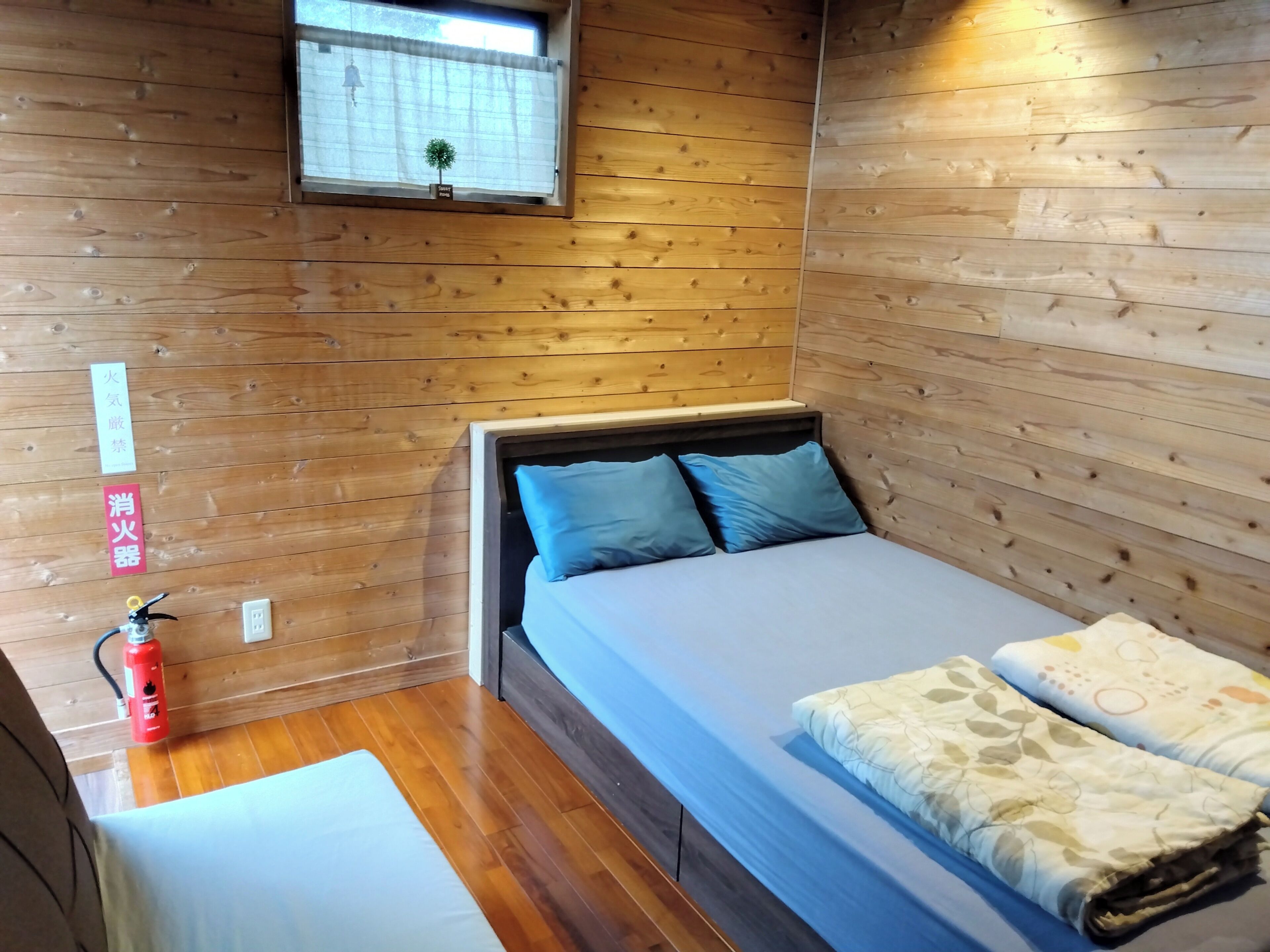 Desk, soundproofing, free WiFi, bed sheets