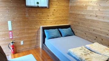 Desk, soundproofing, free WiFi, bed sheets