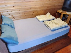 Desk, soundproofing, free WiFi, bed sheets