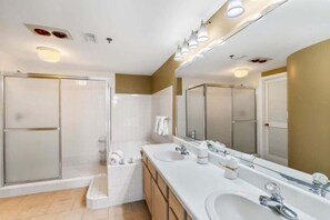 Douche, sèche-cheveux, serviettes fournies, shampoing
