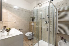 Dusche, Bidet, Handtücher