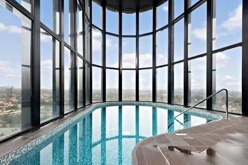 Luxurious 1BR with Serene Lake Views