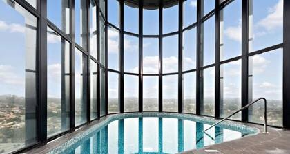 Luxurious 1BR with Serene Lake Views