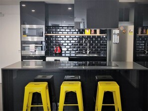 冷蔵庫、電子レンジ、オーブン、コンロ