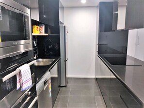 Refrigerador, microondas, horno, placa de cocina