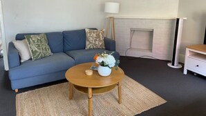 TV - Brilliant Apt by Rottnest Ferry and Fremantle Oval (Fremantle)