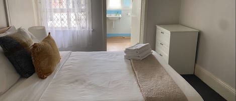 1 chambre, fer et planche à repasser, Wi-Fi gratuit, draps fournis
