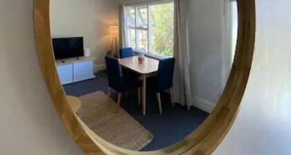 Cosy Apt metres from Fremantle Markets and Bathers