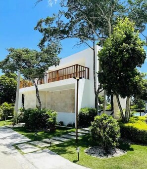 Property grounds - Sunset Beach Villa in Punta Cana. (Punta Cana)