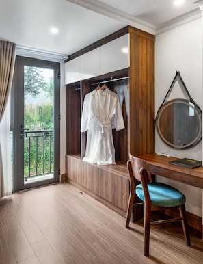 Luxe beddengoed, donsdekens, individueel gedecoreerd, een bureau