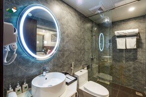 Separate bathtub and shower, rainfall showerhead, designer toiletries - Charm Hill Sapa Hotel  (Sa Pa)