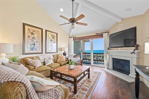 Fernseher, Kamin, DVD-Player