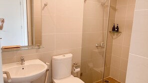 Combined shower/tub, hair dryer, bidet, towels