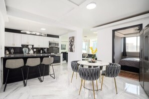 Kjøleskap, mikrobølgeovn, ovn og kokeplater