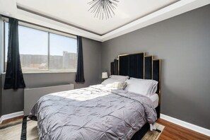 2 bedrooms, desk, iron/ironing board, WiFi - City View Condo in Downtown Atlanta (Atlanta)