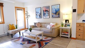 TV, fireplace - Hot tub+Pool+Gym+20 Min to Banff (Canmore)