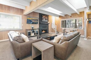 TV, fireplace, DVD player, offices - SlopeSide Haus• Spa •Gaming Area •Walk to Bear Mtn (Big Bear Lake)