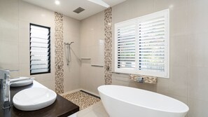 Bathtub, hair dryer, towels, soap - Belle Escapes 100 Cascade Palm Cove (Palm Cove)