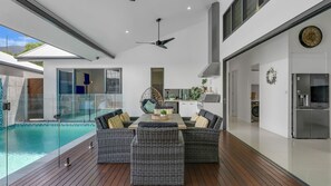 Outdoor dining - Belle Escapes 100 Cascade Palm Cove (Palm Cove)