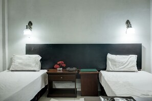 Basic Twin Room | Laptop workspace, free WiFi, bed sheets - Hotel O Wisma Padi Syariah PanyipatanNearWisata Gunung Birah (Banjarbaru)