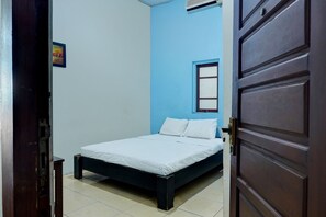 Habitación básica doble | Espacio para trabajar con un portátil, wifi gratis, ropa de cama