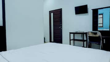 Basic Double Room | Laptop workspace, free WiFi, bed sheets