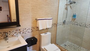 Sèche-cheveux, serviettes fournies, savon, shampoing
