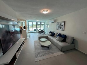 Smart-TV, bøker og stereoanlegg