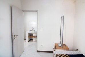 Desk, laptop workspace, free WiFi, bed sheets - Hotel O Anartha Residence (Pagedangan)