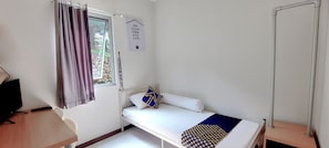 Basic Single Room | Desk, laptop workspace, free WiFi, bed sheets