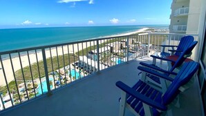 Ein Balkon mit Blick auf Strand und Poolbereich.