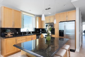 Kylskåp, mikrovågsugn, ugn och spishäll