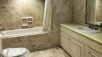 Asciugamani, sapone, shampoo, carta igienica